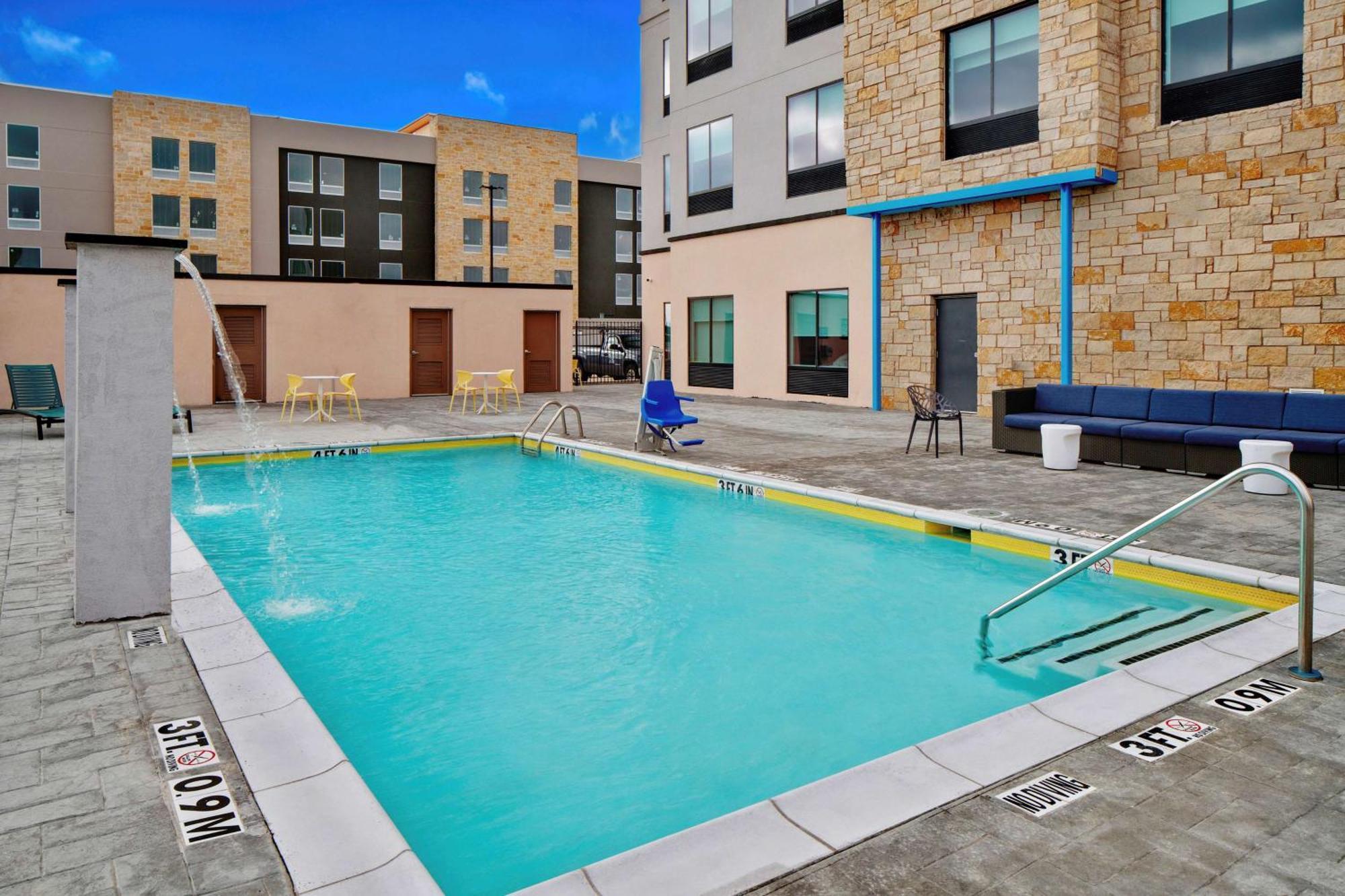 Tru By Hilton Terrell Hotel Exterior photo